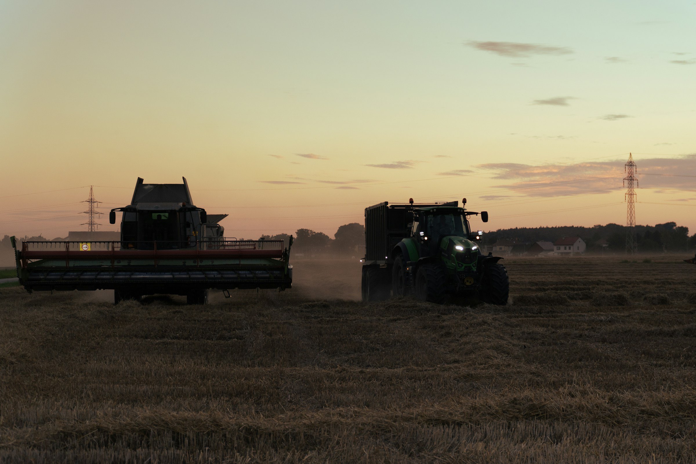 Landtechnik im Einsatz auf dem Feld