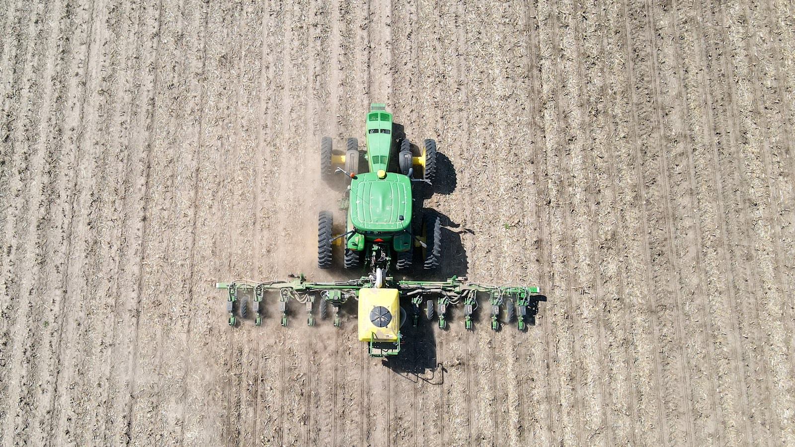 Traktor mit Präzisions-Sätechnik aus der Vogelperspektive