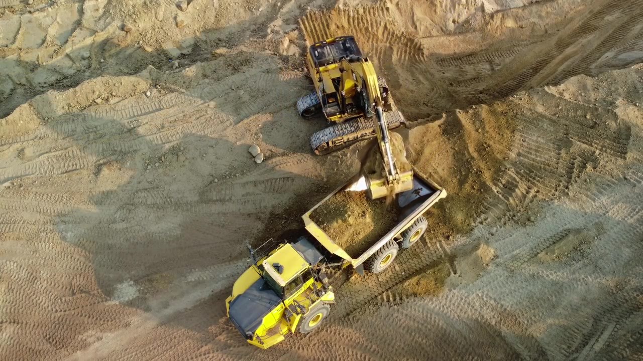 Kettenbagger und Dumper im Erdbau-Einsatz aus der Luft